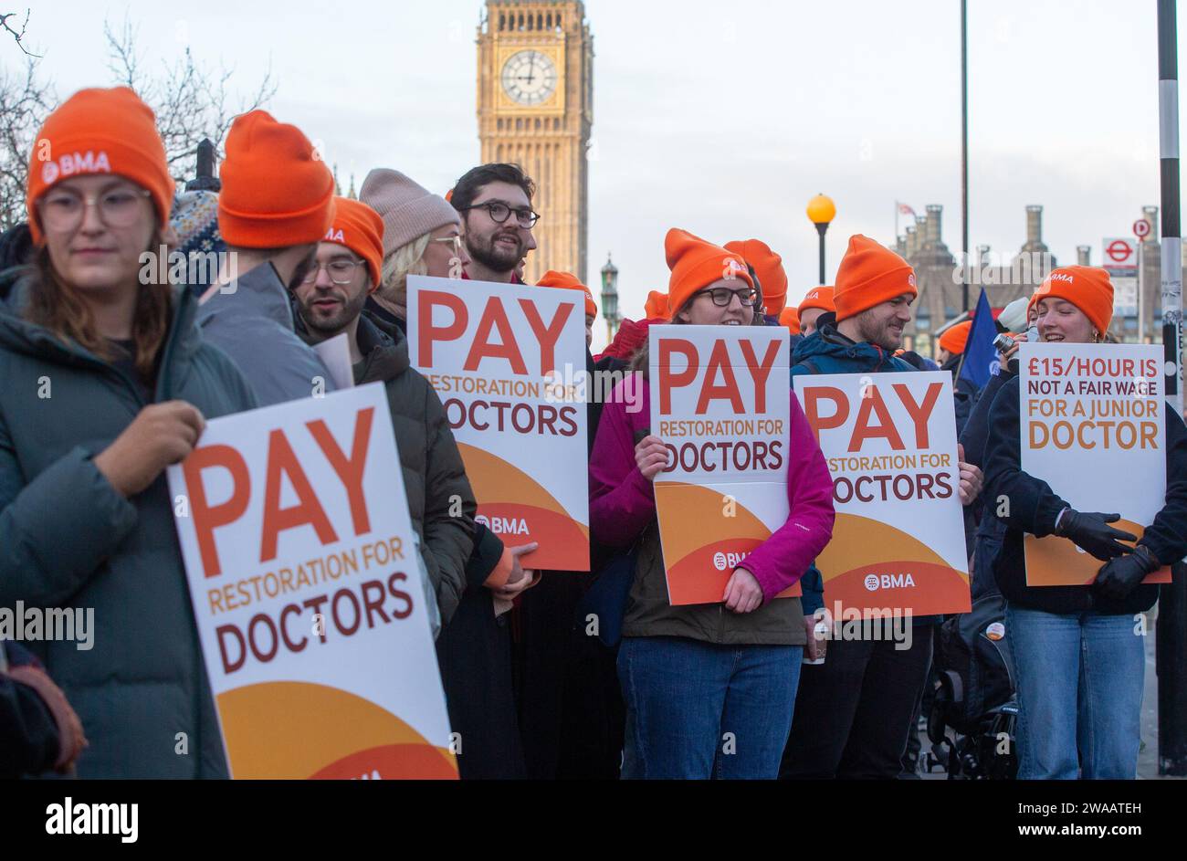 Londres, Angleterre, Royaume-Uni. 3 janvier 2024. Les médecins juniors sont vus sur la ligne de piquetage à l'extérieur de l'hôpital St Thomas alors qu'ils commencent une grève de 6 jours en Angleterre. (Image de crédit : © Tayfun Salci/ZUMA Press Wire) USAGE ÉDITORIAL SEULEMENT! Non destiné à UN USAGE commercial ! Crédit : ZUMA Press, Inc./Alamy Live News Banque D'Images