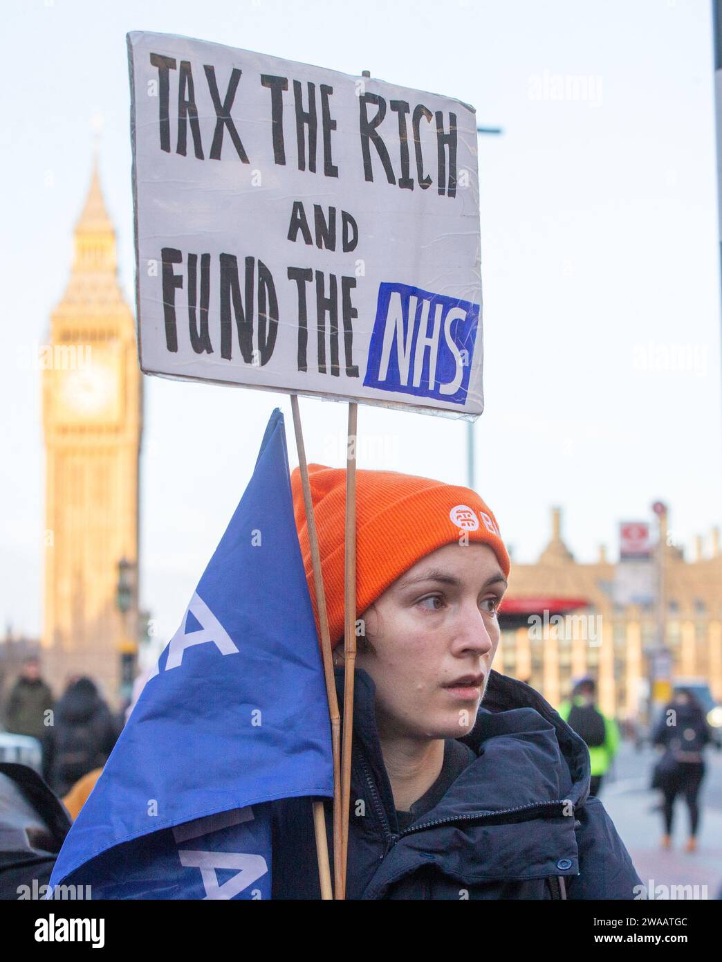 Londres, Angleterre, Royaume-Uni. 3 janvier 2024. Les médecins juniors sont vus sur la ligne de piquetage à l'extérieur de l'hôpital St Thomas alors qu'ils commencent une grève de 6 jours en Angleterre. (Image de crédit : © Tayfun Salci/ZUMA Press Wire) USAGE ÉDITORIAL SEULEMENT! Non destiné à UN USAGE commercial ! Crédit : ZUMA Press, Inc./Alamy Live News Banque D'Images