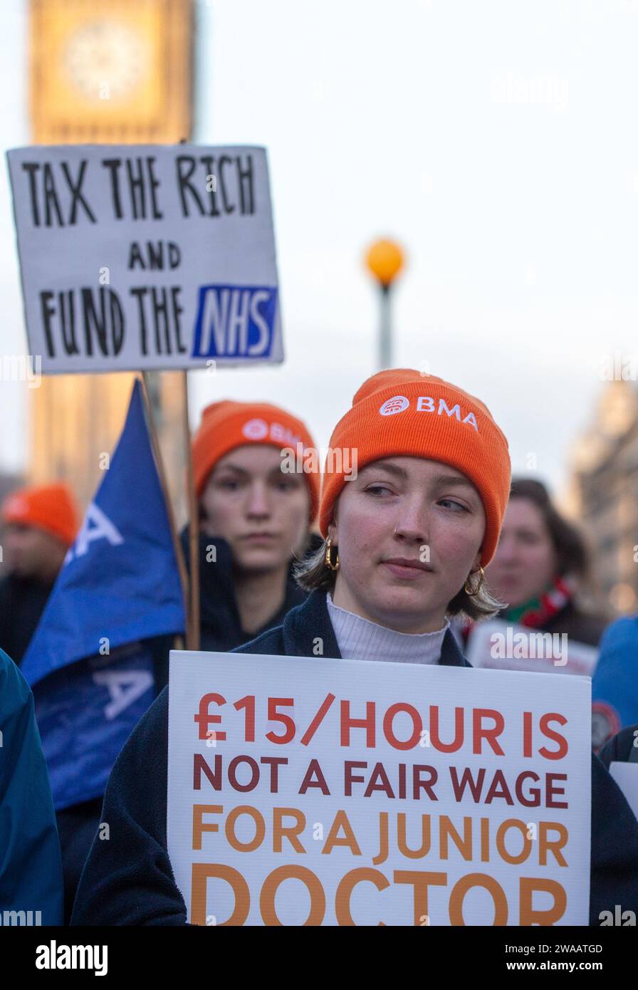Londres, Angleterre, Royaume-Uni. 3 janvier 2024. Les médecins juniors sont vus sur la ligne de piquetage à l'extérieur de l'hôpital St Thomas alors qu'ils commencent une grève de 6 jours en Angleterre. (Image de crédit : © Tayfun Salci/ZUMA Press Wire) USAGE ÉDITORIAL SEULEMENT! Non destiné à UN USAGE commercial ! Crédit : ZUMA Press, Inc./Alamy Live News Banque D'Images