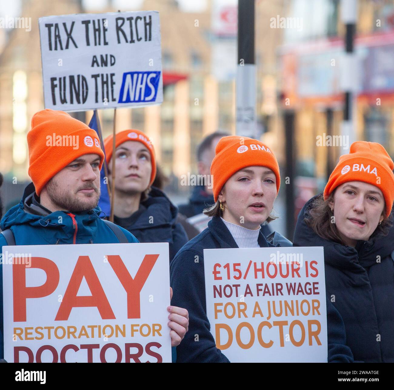Londres, Angleterre, Royaume-Uni. 3 janvier 2024. Les médecins juniors sont vus sur la ligne de piquetage à l'extérieur de l'hôpital St Thomas alors qu'ils commencent une grève de 6 jours en Angleterre. (Image de crédit : © Tayfun Salci/ZUMA Press Wire) USAGE ÉDITORIAL SEULEMENT! Non destiné à UN USAGE commercial ! Crédit : ZUMA Press, Inc./Alamy Live News Banque D'Images