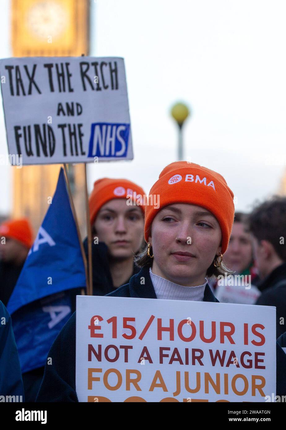 Londres, Angleterre, Royaume-Uni. 3 janvier 2024. Les médecins juniors sont vus sur la ligne de piquetage à l'extérieur de l'hôpital St Thomas alors qu'ils commencent une grève de 6 jours en Angleterre. (Image de crédit : © Tayfun Salci/ZUMA Press Wire) USAGE ÉDITORIAL SEULEMENT! Non destiné à UN USAGE commercial ! Crédit : ZUMA Press, Inc./Alamy Live News Banque D'Images
