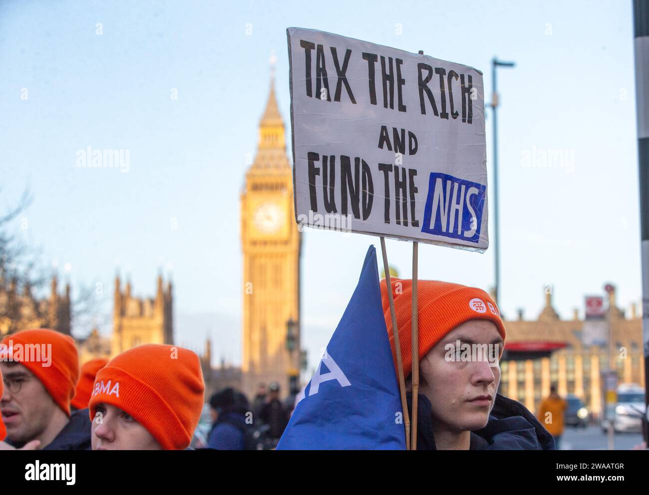 Londres, Angleterre, Royaume-Uni. 3 janvier 2024. Les médecins juniors sont vus sur la ligne de piquetage à l'extérieur de l'hôpital St Thomas alors qu'ils commencent une grève de 6 jours en Angleterre. (Image de crédit : © Tayfun Salci/ZUMA Press Wire) USAGE ÉDITORIAL SEULEMENT! Non destiné à UN USAGE commercial ! Crédit : ZUMA Press, Inc./Alamy Live News Banque D'Images