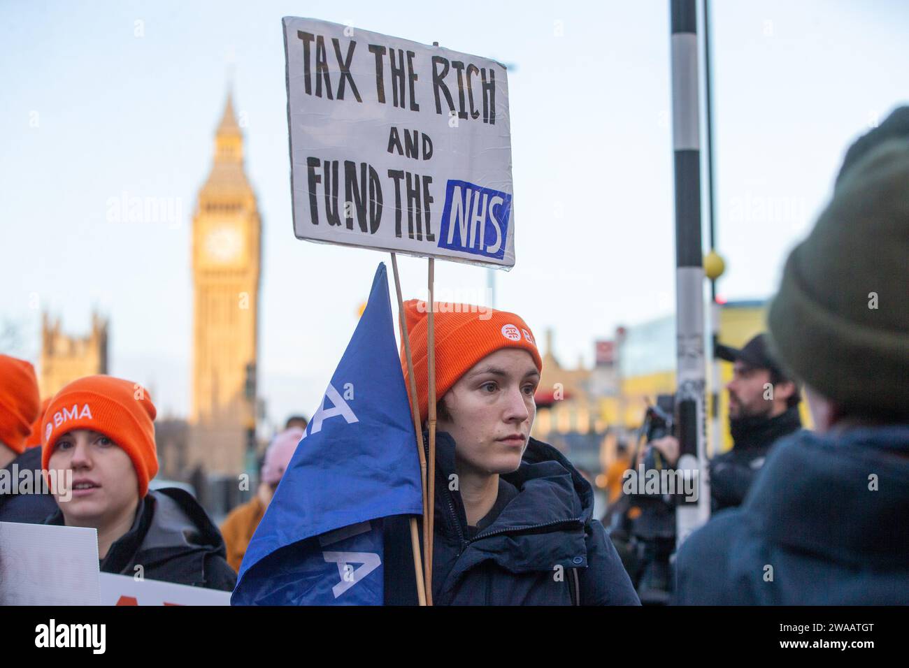 Londres, Angleterre, Royaume-Uni. 3 janvier 2024. Les médecins juniors sont vus sur la ligne de piquetage à l'extérieur de l'hôpital St Thomas alors qu'ils commencent une grève de 6 jours en Angleterre. (Image de crédit : © Tayfun Salci/ZUMA Press Wire) USAGE ÉDITORIAL SEULEMENT! Non destiné à UN USAGE commercial ! Crédit : ZUMA Press, Inc./Alamy Live News Banque D'Images