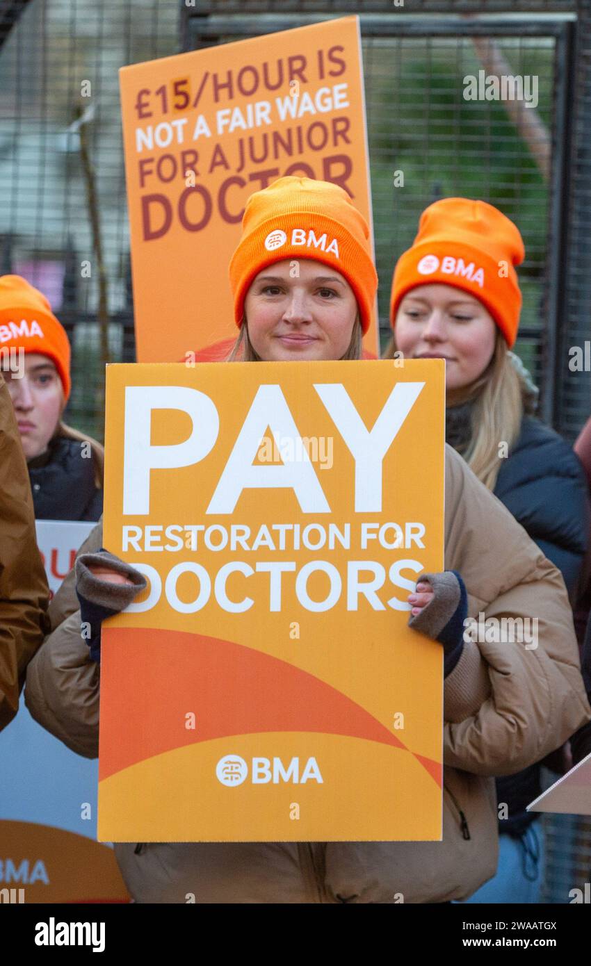 Londres, Angleterre, Royaume-Uni. 3 janvier 2024. Les médecins juniors sont vus sur la ligne de piquetage à l'extérieur de l'hôpital St Thomas alors qu'ils commencent une grève de 6 jours en Angleterre. (Image de crédit : © Tayfun Salci/ZUMA Press Wire) USAGE ÉDITORIAL SEULEMENT! Non destiné à UN USAGE commercial ! Crédit : ZUMA Press, Inc./Alamy Live News Banque D'Images