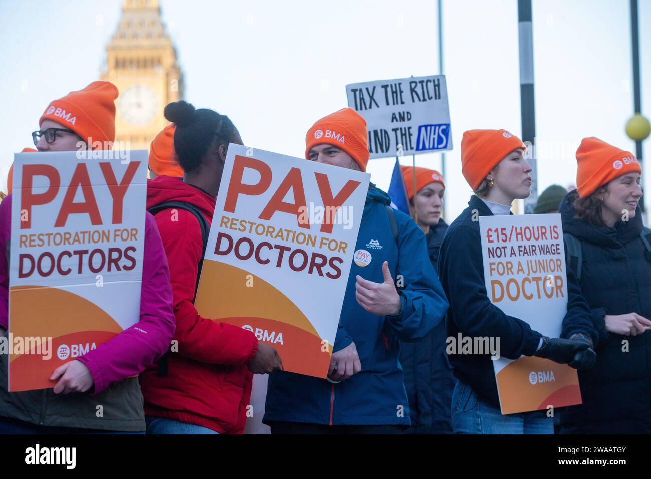 Londres, Angleterre, Royaume-Uni. 3 janvier 2024. Les médecins juniors sont vus sur la ligne de piquetage à l'extérieur de l'hôpital St Thomas alors qu'ils commencent une grève de 6 jours en Angleterre. (Image de crédit : © Tayfun Salci/ZUMA Press Wire) USAGE ÉDITORIAL SEULEMENT! Non destiné à UN USAGE commercial ! Crédit : ZUMA Press, Inc./Alamy Live News Banque D'Images