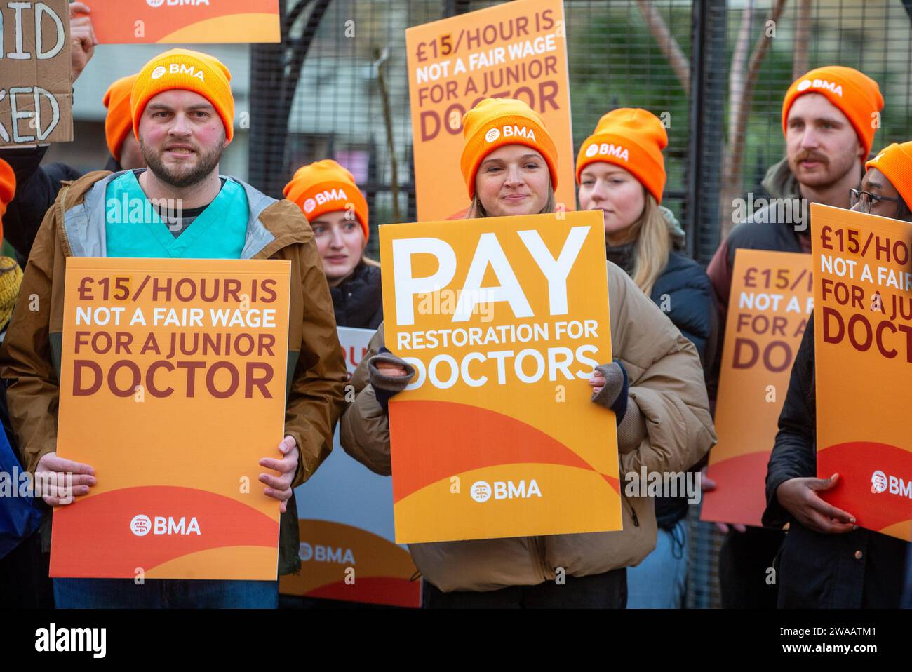 Londres, Angleterre, Royaume-Uni. 3 janvier 2024. Les médecins juniors sont vus sur la ligne de piquetage à l'extérieur de l'hôpital St Thomas alors qu'ils commencent une grève de 6 jours en Angleterre. (Image de crédit : © Tayfun Salci/ZUMA Press Wire) USAGE ÉDITORIAL SEULEMENT! Non destiné à UN USAGE commercial ! Crédit : ZUMA Press, Inc./Alamy Live News Banque D'Images