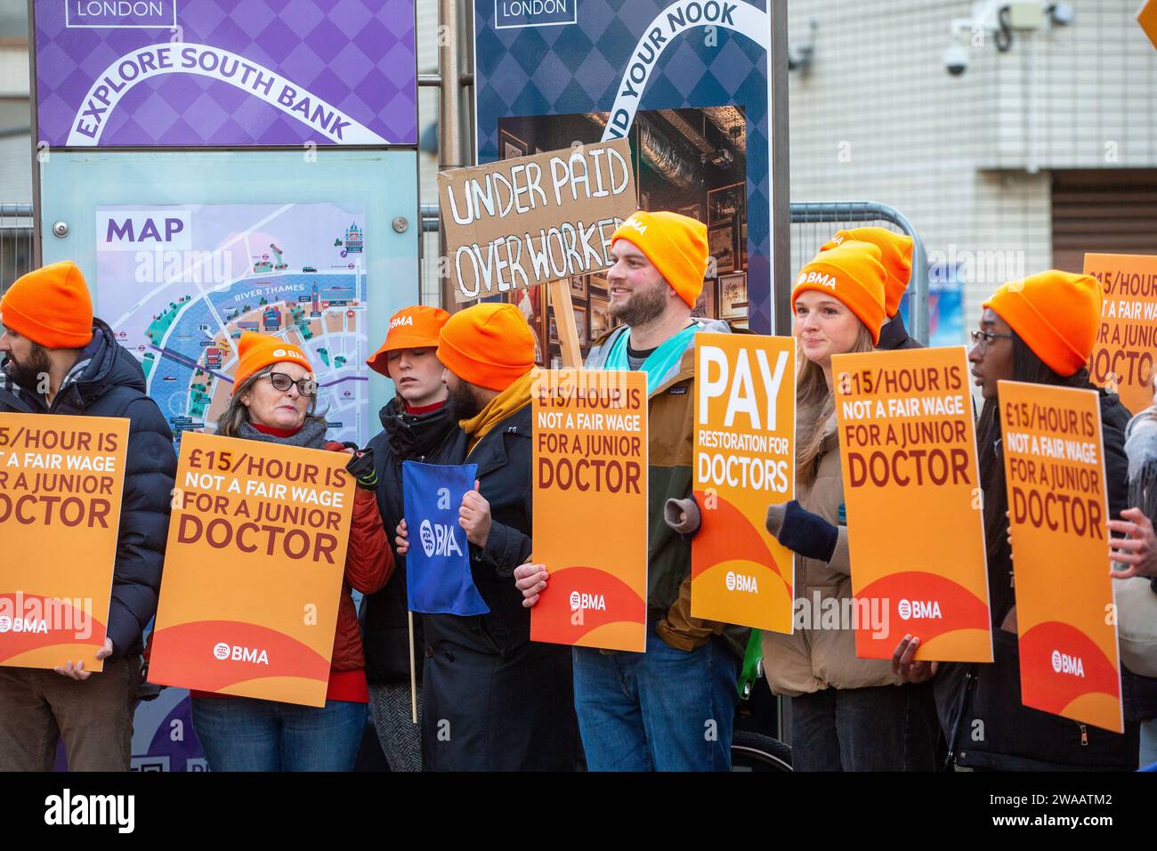 Londres, Angleterre, Royaume-Uni. 3 janvier 2024. Les médecins juniors sont vus sur la ligne de piquetage à l'extérieur de l'hôpital St Thomas alors qu'ils commencent une grève de 6 jours en Angleterre. (Image de crédit : © Tayfun Salci/ZUMA Press Wire) USAGE ÉDITORIAL SEULEMENT! Non destiné à UN USAGE commercial ! Crédit : ZUMA Press, Inc./Alamy Live News Banque D'Images