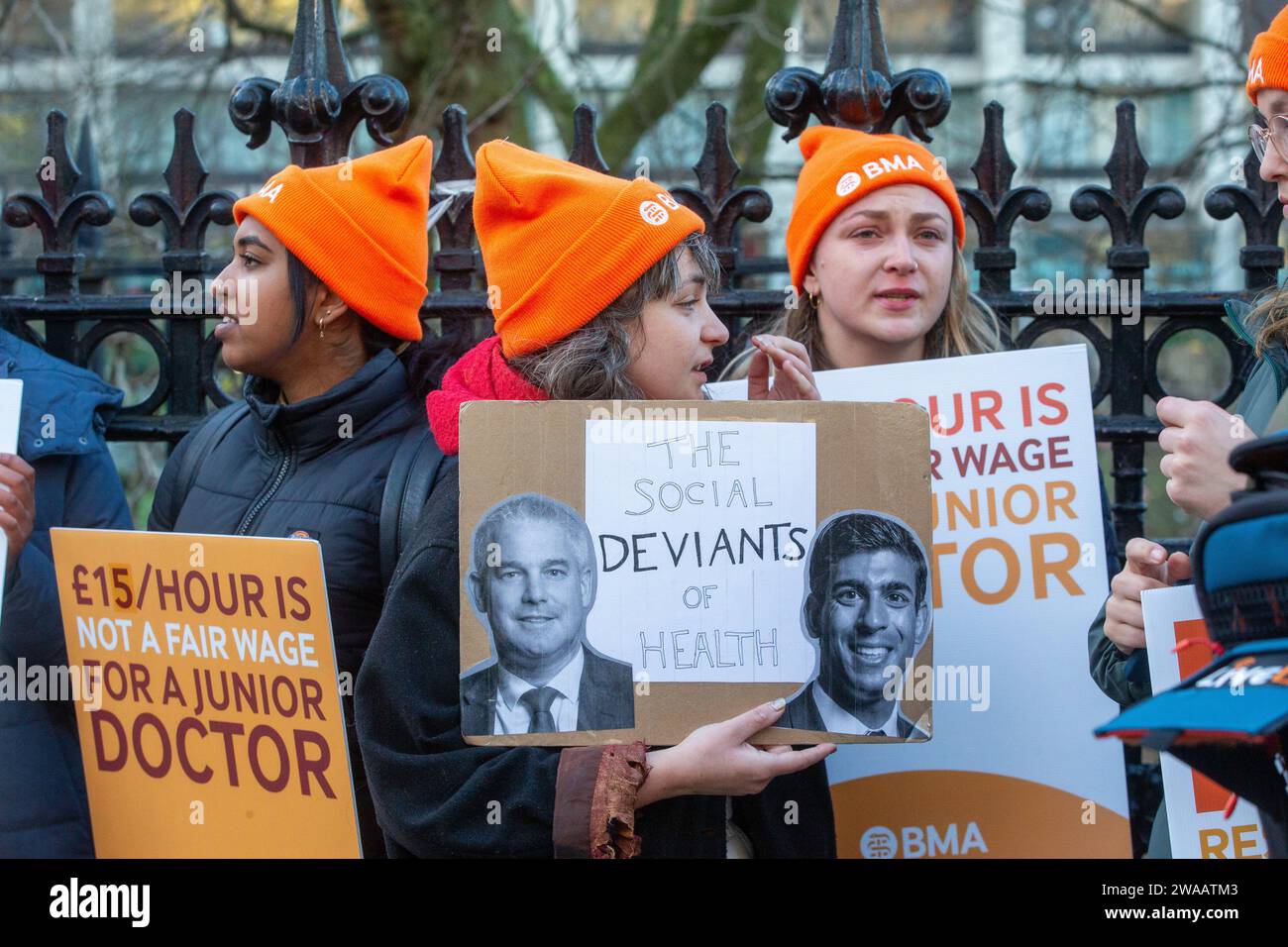 Londres, Angleterre, Royaume-Uni. 3 janvier 2024. Les médecins juniors sont vus sur la ligne de piquetage à l'extérieur de l'hôpital St Thomas alors qu'ils commencent une grève de 6 jours en Angleterre. (Image de crédit : © Tayfun Salci/ZUMA Press Wire) USAGE ÉDITORIAL SEULEMENT! Non destiné à UN USAGE commercial ! Crédit : ZUMA Press, Inc./Alamy Live News Banque D'Images