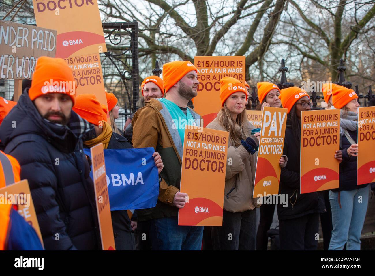 Londres, Angleterre, Royaume-Uni. 3 janvier 2024. Les médecins juniors sont vus sur la ligne de piquetage à l'extérieur de l'hôpital St Thomas alors qu'ils commencent une grève de 6 jours en Angleterre. (Image de crédit : © Tayfun Salci/ZUMA Press Wire) USAGE ÉDITORIAL SEULEMENT! Non destiné à UN USAGE commercial ! Crédit : ZUMA Press, Inc./Alamy Live News Banque D'Images