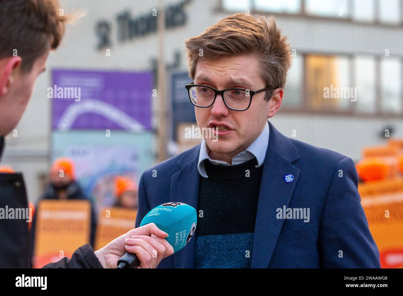 Londres, Angleterre, Royaume-Uni. 3 janvier 2024. Le coprésident du comité des médecins juniors de la BMA ROBERT LAURENSON est vu sur la ligne de piquetage à l'extérieur de l'hôpital St Thomas alors que les médecins juniors commencent une grève de 6 jours en Angleterre. (Image de crédit : © Tayfun Salci/ZUMA Press Wire) USAGE ÉDITORIAL SEULEMENT! Non destiné à UN USAGE commercial ! Crédit : ZUMA Press, Inc./Alamy Live News Banque D'Images