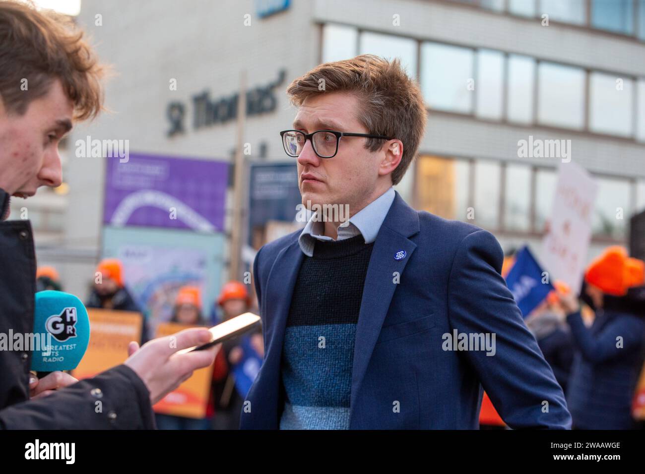 Londres, Angleterre, Royaume-Uni. 3 janvier 2024. Le coprésident du comité des médecins juniors de la BMA ROBERT LAURENSON est vu sur la ligne de piquetage à l'extérieur de l'hôpital St Thomas alors que les médecins juniors commencent une grève de 6 jours en Angleterre. (Image de crédit : © Tayfun Salci/ZUMA Press Wire) USAGE ÉDITORIAL SEULEMENT! Non destiné à UN USAGE commercial ! Crédit : ZUMA Press, Inc./Alamy Live News Banque D'Images