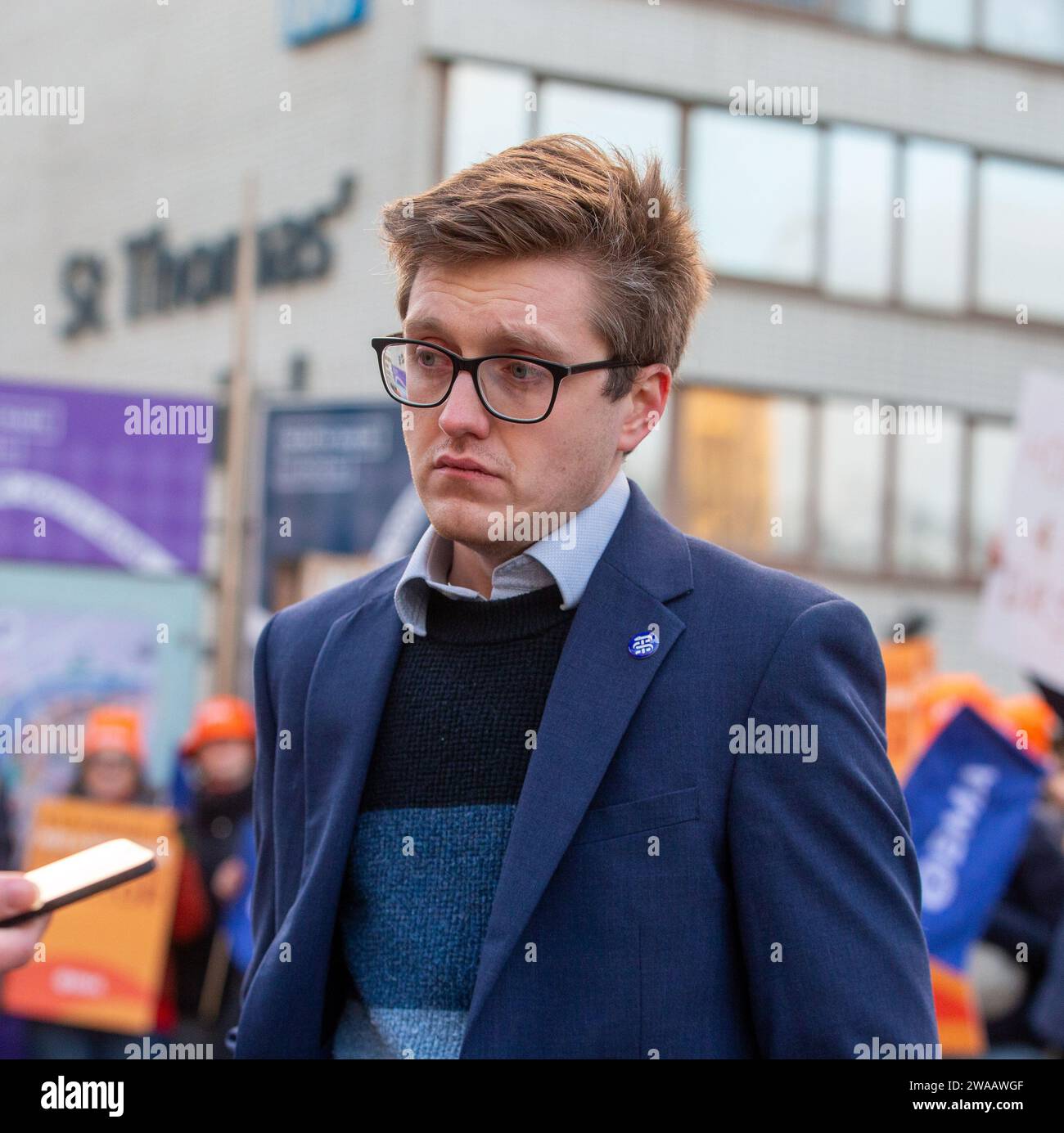 Londres, Angleterre, Royaume-Uni. 3 janvier 2024. Le coprésident du comité des médecins juniors de la BMA ROBERT LAURENSON est vu sur la ligne de piquetage à l'extérieur de l'hôpital St Thomas alors que les médecins juniors commencent une grève de 6 jours en Angleterre. (Image de crédit : © Tayfun Salci/ZUMA Press Wire) USAGE ÉDITORIAL SEULEMENT! Non destiné à UN USAGE commercial ! Crédit : ZUMA Press, Inc./Alamy Live News Banque D'Images