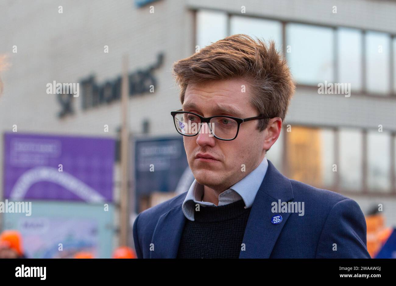 Londres, Angleterre, Royaume-Uni. 3 janvier 2024. Le coprésident du comité des médecins juniors de la BMA ROBERT LAURENSON est vu sur la ligne de piquetage à l'extérieur de l'hôpital St Thomas alors que les médecins juniors commencent une grève de 6 jours en Angleterre. (Image de crédit : © Tayfun Salci/ZUMA Press Wire) USAGE ÉDITORIAL SEULEMENT! Non destiné à UN USAGE commercial ! Crédit : ZUMA Press, Inc./Alamy Live News Banque D'Images