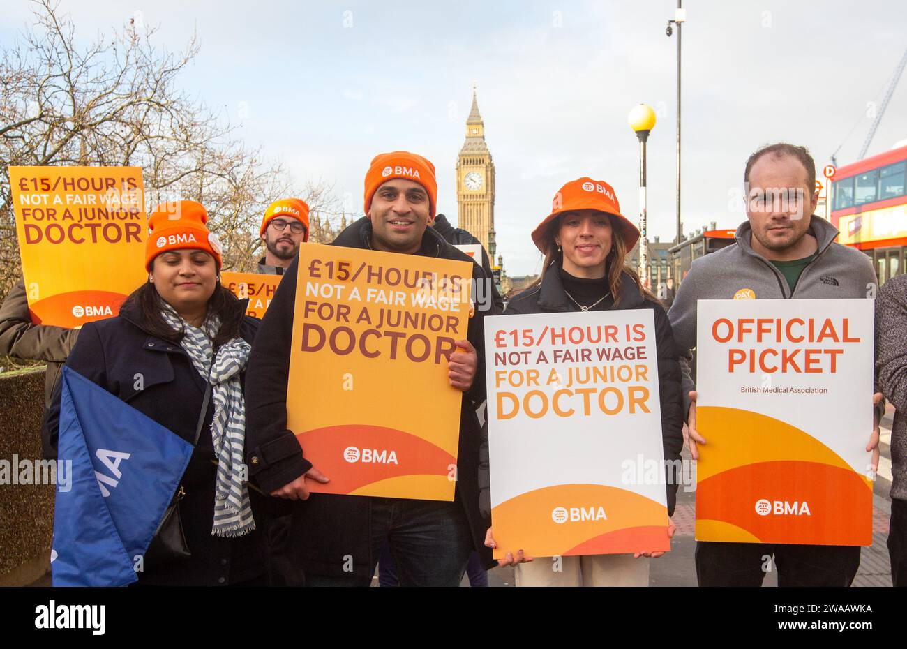 Londres, Angleterre, Royaume-Uni. 3 janvier 2024. Les médecins juniors sont vus sur la ligne de piquetage à l'extérieur de l'hôpital St Thomas alors qu'ils commencent une grève de 6 jours en Angleterre. (Image de crédit : © Tayfun Salci/ZUMA Press Wire) USAGE ÉDITORIAL SEULEMENT! Non destiné à UN USAGE commercial ! Crédit : ZUMA Press, Inc./Alamy Live News Banque D'Images