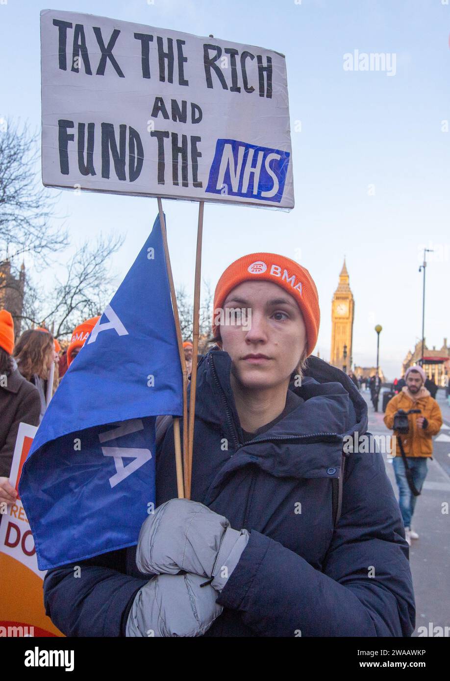Londres, Angleterre, Royaume-Uni. 3 janvier 2024. Les médecins juniors sont vus sur la ligne de piquetage à l'extérieur de l'hôpital St Thomas alors qu'ils commencent une grève de 6 jours en Angleterre. (Image de crédit : © Tayfun Salci/ZUMA Press Wire) USAGE ÉDITORIAL SEULEMENT! Non destiné à UN USAGE commercial ! Crédit : ZUMA Press, Inc./Alamy Live News Banque D'Images