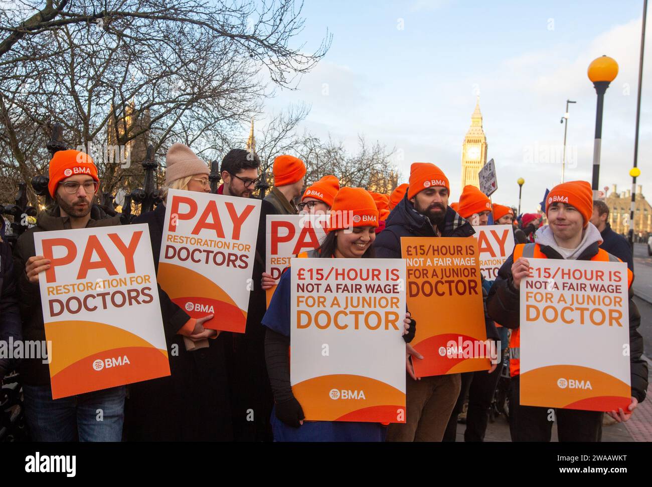 Londres, Angleterre, Royaume-Uni. 3 janvier 2024. Les médecins juniors sont vus sur la ligne de piquetage à l'extérieur de l'hôpital St Thomas alors qu'ils commencent une grève de 6 jours en Angleterre. (Image de crédit : © Tayfun Salci/ZUMA Press Wire) USAGE ÉDITORIAL SEULEMENT! Non destiné à UN USAGE commercial ! Crédit : ZUMA Press, Inc./Alamy Live News Banque D'Images
