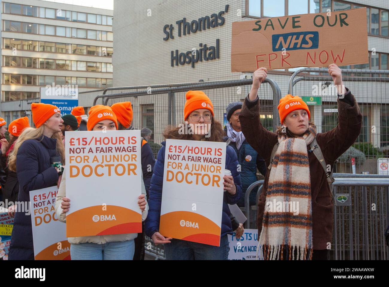Londres, Angleterre, Royaume-Uni. 3 janvier 2024. Les médecins juniors sont vus sur la ligne de piquetage à l'extérieur de l'hôpital St Thomas alors qu'ils commencent une grève de 6 jours en Angleterre. (Image de crédit : © Tayfun Salci/ZUMA Press Wire) USAGE ÉDITORIAL SEULEMENT! Non destiné à UN USAGE commercial ! Crédit : ZUMA Press, Inc./Alamy Live News Banque D'Images