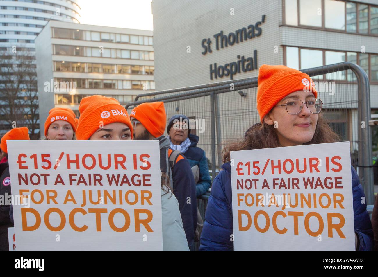 Londres, Angleterre, Royaume-Uni. 3 janvier 2024. Les médecins juniors sont vus sur la ligne de piquetage à l'extérieur de l'hôpital St Thomas alors qu'ils commencent une grève de 6 jours en Angleterre. (Image de crédit : © Tayfun Salci/ZUMA Press Wire) USAGE ÉDITORIAL SEULEMENT! Non destiné à UN USAGE commercial ! Crédit : ZUMA Press, Inc./Alamy Live News Banque D'Images