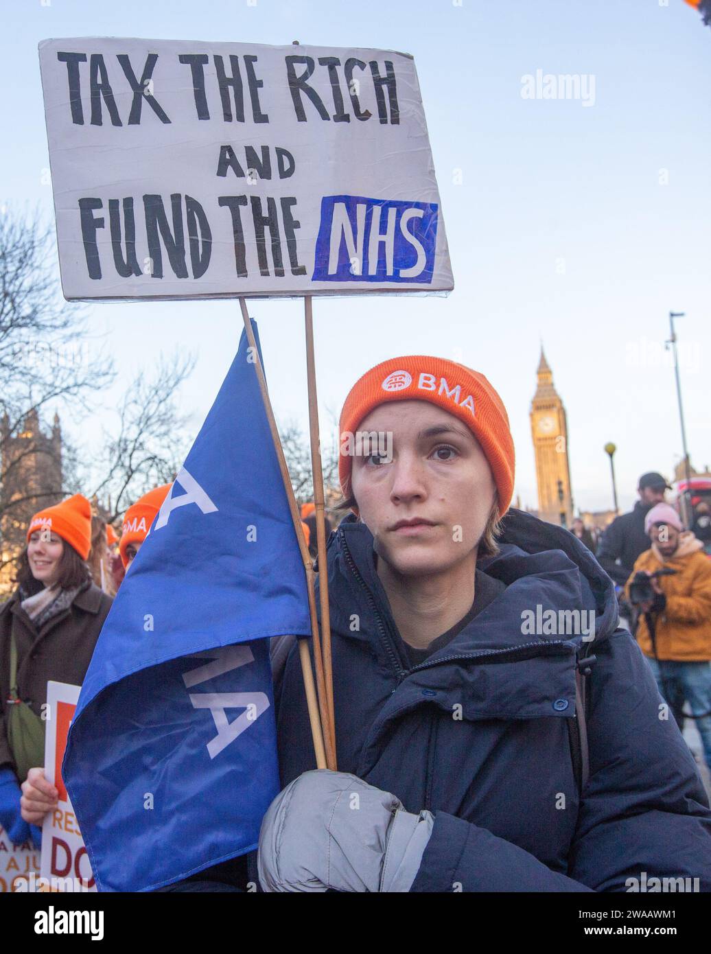 Londres, Angleterre, Royaume-Uni. 3 janvier 2024. Les médecins juniors sont vus sur la ligne de piquetage à l'extérieur de l'hôpital St Thomas alors qu'ils commencent une grève de 6 jours en Angleterre. (Image de crédit : © Tayfun Salci/ZUMA Press Wire) USAGE ÉDITORIAL SEULEMENT! Non destiné à UN USAGE commercial ! Crédit : ZUMA Press, Inc./Alamy Live News Banque D'Images