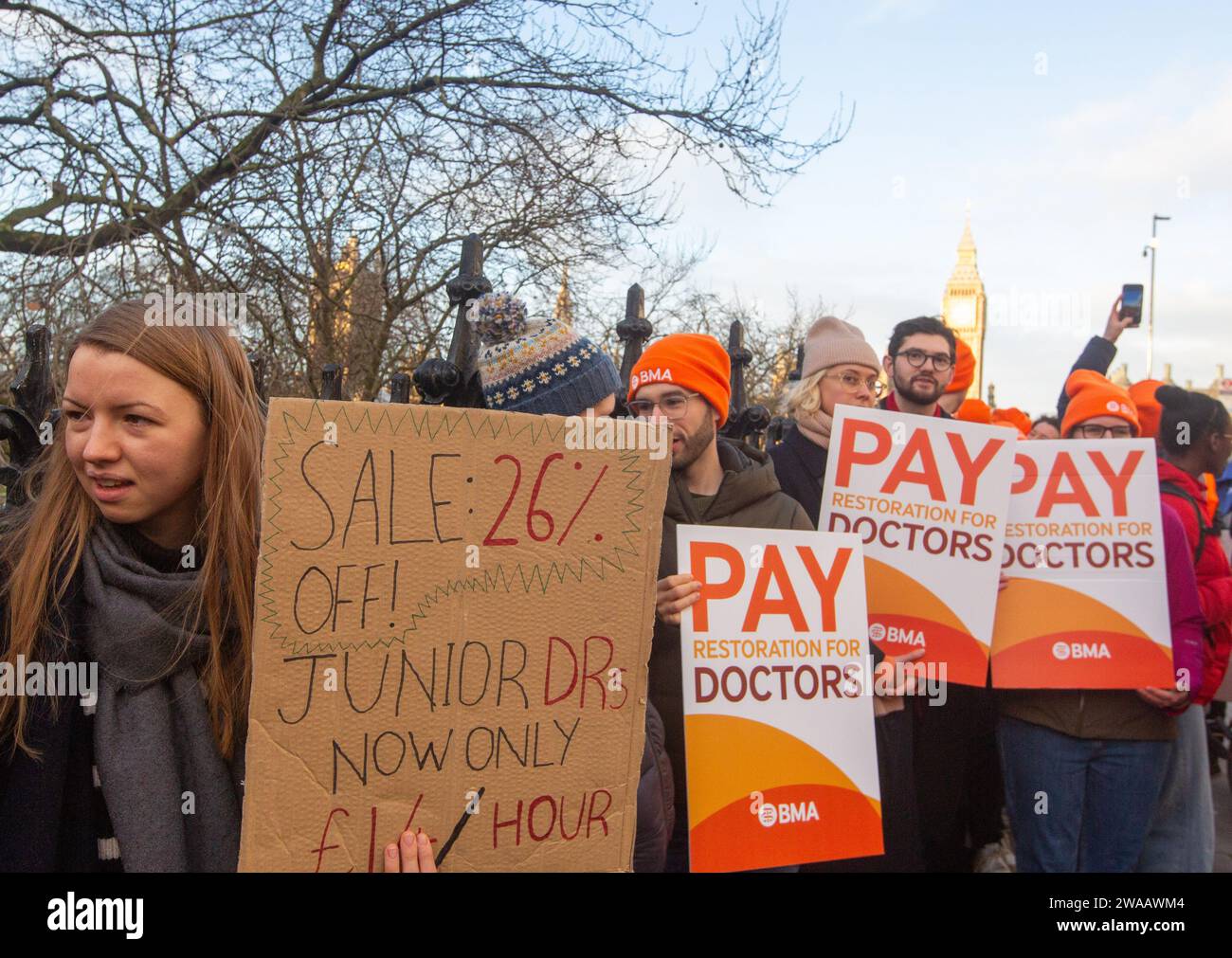 Londres, Angleterre, Royaume-Uni. 3 janvier 2024. Les médecins juniors sont vus sur la ligne de piquetage à l'extérieur de l'hôpital St Thomas alors qu'ils commencent une grève de 6 jours en Angleterre. (Image de crédit : © Tayfun Salci/ZUMA Press Wire) USAGE ÉDITORIAL SEULEMENT! Non destiné à UN USAGE commercial ! Crédit : ZUMA Press, Inc./Alamy Live News Banque D'Images