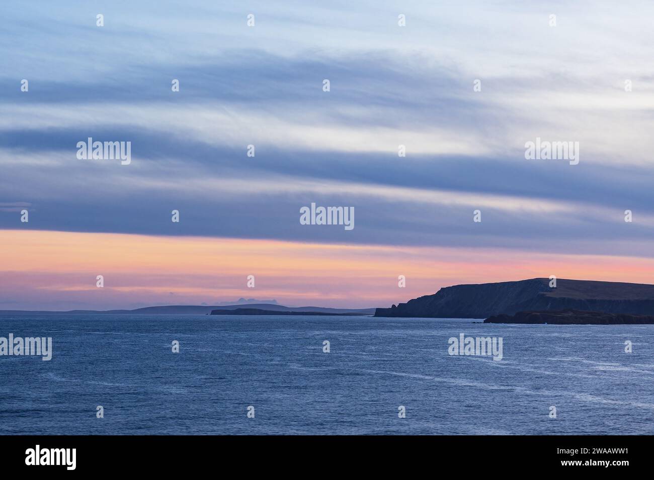 Coucher de soleil au large des îles Shetland. Banque D'Images