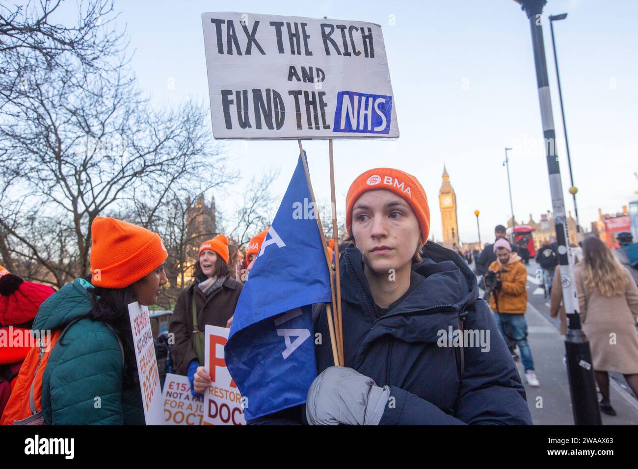 Londres, Angleterre, Royaume-Uni. 3 janvier 2024. Les médecins juniors sont vus sur la ligne de piquetage à l'extérieur de l'hôpital St Thomas alors qu'ils commencent une grève de 6 jours en Angleterre. (Image de crédit : © Tayfun Salci/ZUMA Press Wire) USAGE ÉDITORIAL SEULEMENT! Non destiné à UN USAGE commercial ! Crédit : ZUMA Press, Inc./Alamy Live News Banque D'Images