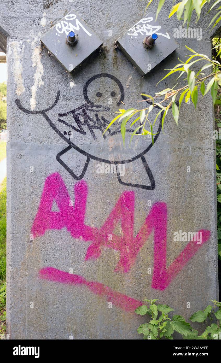 Royaume-Uni, Angleterre, Grand Londres, près de Harefield, Graffiti sur Concrete Post à côté du Grand Union Canal Tow-Path Banque D'Images