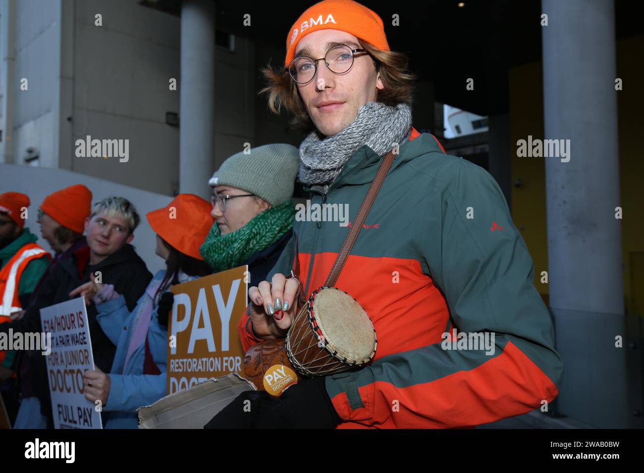 Royal Sussex County Hospital, ville de Brighton et Hove, Royaume-Uni. Médecins juniors du Royal Sussex County Hospital sur la ligne de piquetage, en grève pour un meilleur salaire et de meilleures conditions à l'hôpital. 3 janvier 2024. David Smith/Alamy Live News Banque D'Images