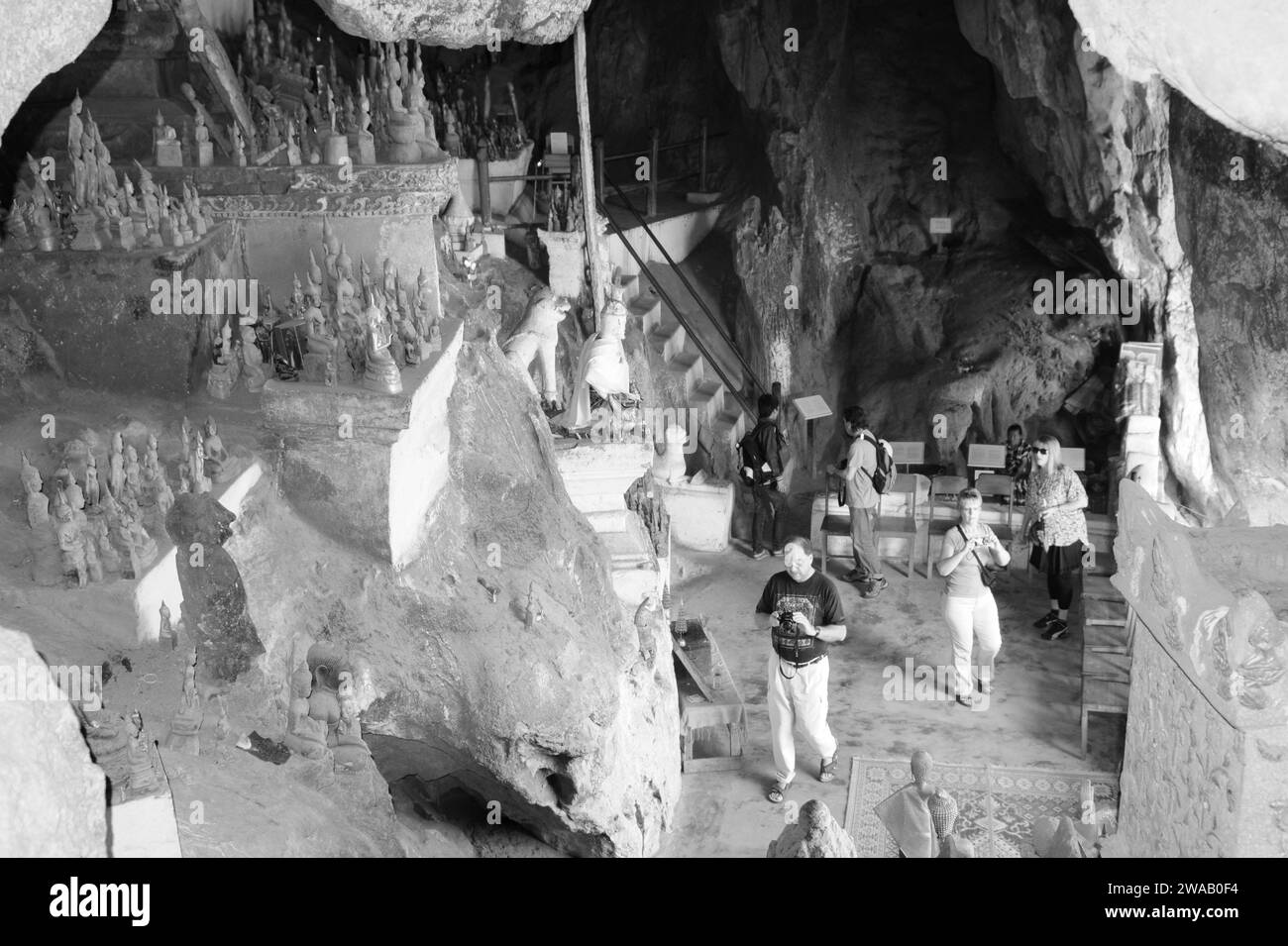Visite de Pak ou Cave pleine de milliers de bouddhas. Nordlaos : Pak ou Höhlen mit tausenden von Buddhas. Banque D'Images