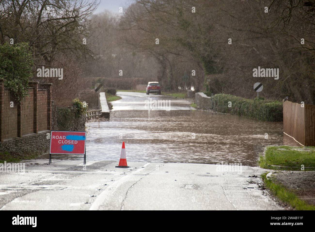 LEOMINSTER, ROYAUME-UNI - 03 JANVIER 2024 : une route est fermée aux inondations à Broadward, à la périphérie du sud de Leominster. Crédit : Jim Wood/Alamy Live News Banque D'Images