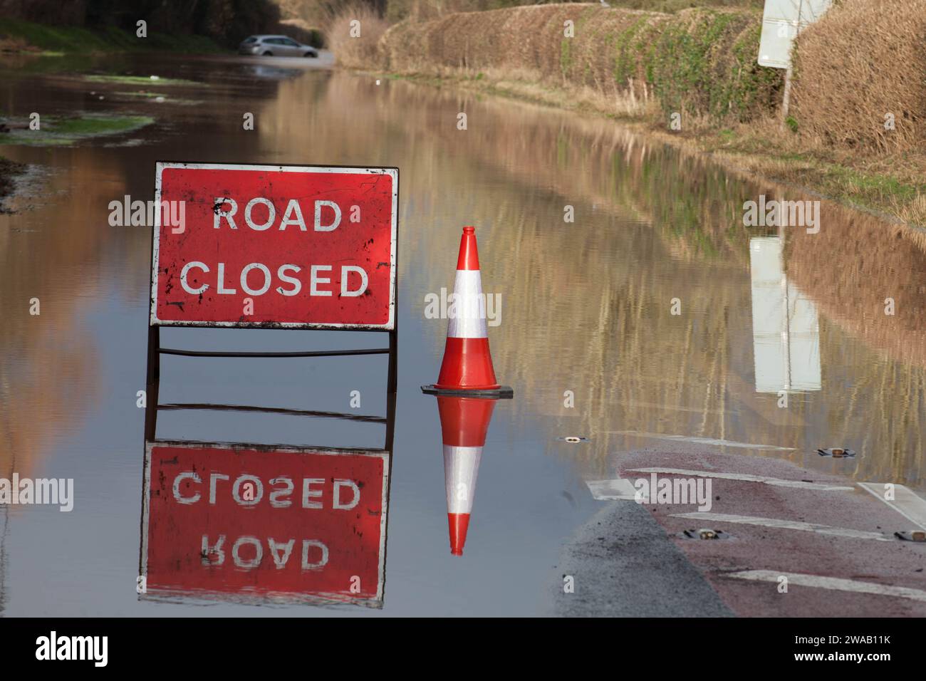 LEOMINSTER, ROYAUME-UNI - 03 JANVIER 2024 : une voiture est vue abandonnée dans les eaux de crue à Broadward à la périphérie de Leominster sud sur l'ancienne Hereford Road (B4361). Crédit : Jim Wood/Alamy Live News Banque D'Images