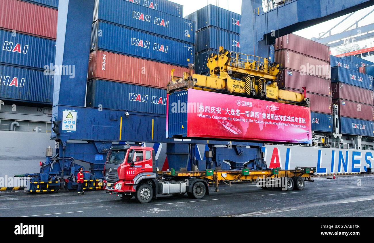 (240103) -- DALIAN, 3 janvier 2024 (Xinhua) -- cette photo prise le 2 janvier 2024 montre un conteneur chargé sur un porte-conteneurs nommé 'WAN HAI 357' au port de Dalian dans la province du Liaoning, dans le nord-est de la Chine. Le porte-conteneurs est arrivé au port de Dalian mardi, marquant une route régulière de porte-conteneurs reliant le port et la côte ouest de l'Amérique du Sud a été lancée. POUR ALLER AVEC « le port de Chine du Nord-est lance une route de porte-conteneurs vers l'Amérique du Sud » (Liaoning Port Group/Handout via Xinhua) Banque D'Images