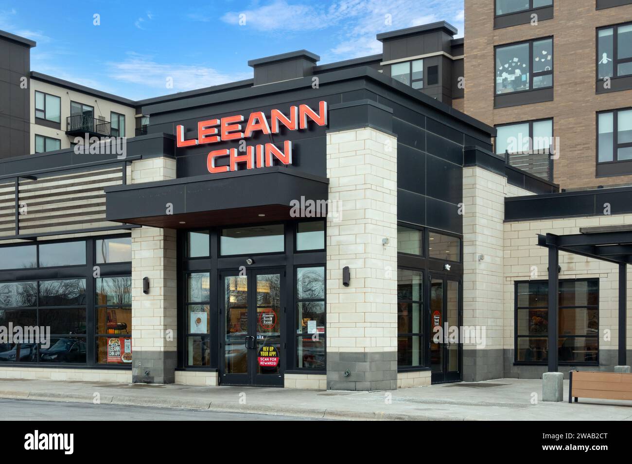 EDINA, MN, États-Unis - 2 JANVIER 2024 : logo extérieur et marque Leeann Chin Chinese Resturaun. Banque D'Images