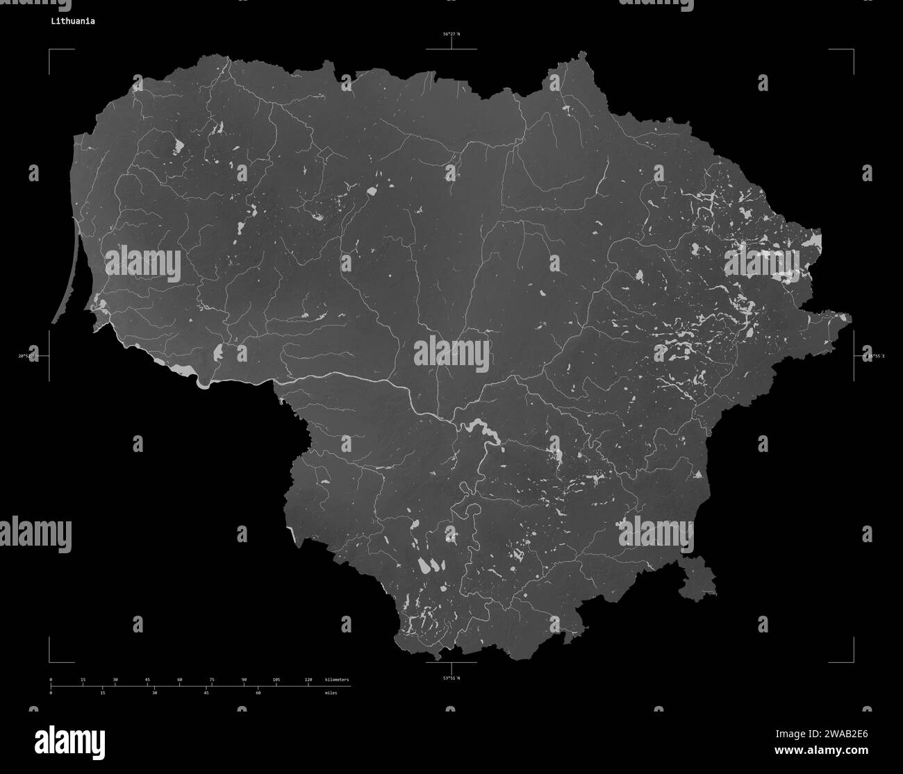 Forme d'une carte d'altitude en niveaux de gris avec les lacs et les rivières de la Lituanie, avec l'échelle de distance et les coordonnées de la frontière de la carte, isolé sur noir Banque D'Images
