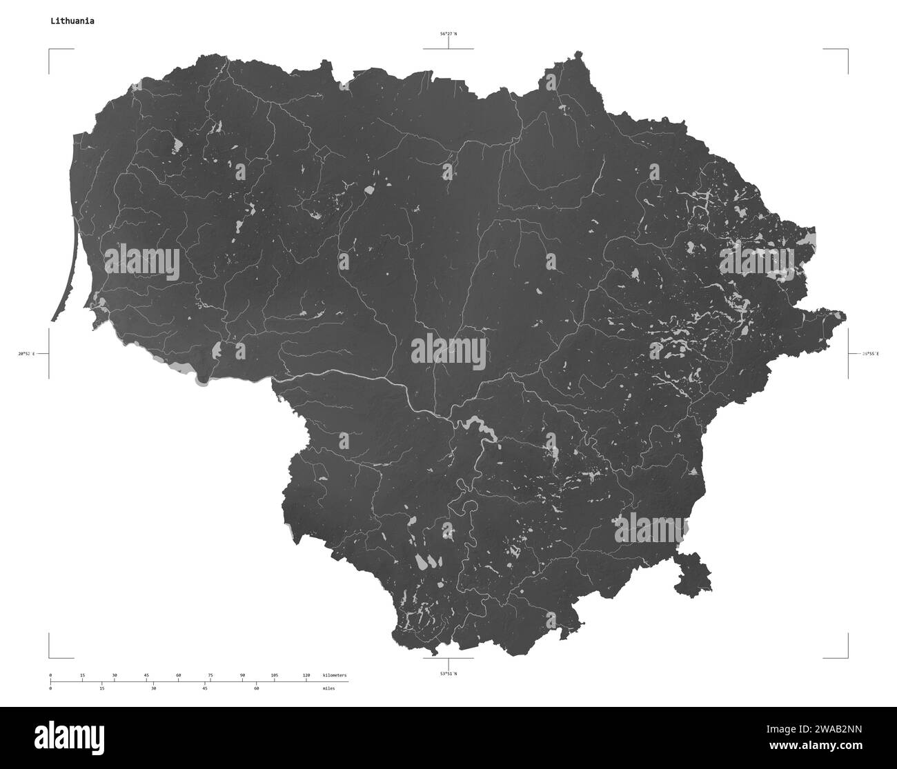 Forme d'une carte d'altitude en niveaux de gris avec les lacs et les rivières de la Lituanie, avec l'échelle de distance et les coordonnées de la frontière de la carte, isolé sur blanc Banque D'Images