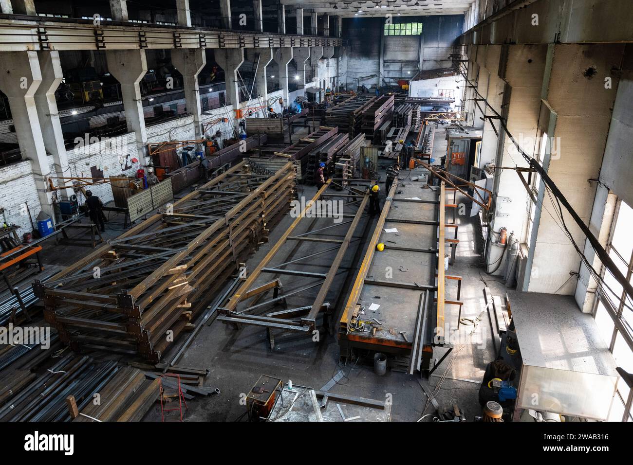 Kiev, Ukraine - 15.06.2022 : différentes structures métalliques découpées dans l'atelier. L'usine produit des pièces, des éléments et des structures métalliques. Installation pour le pr Banque D'Images