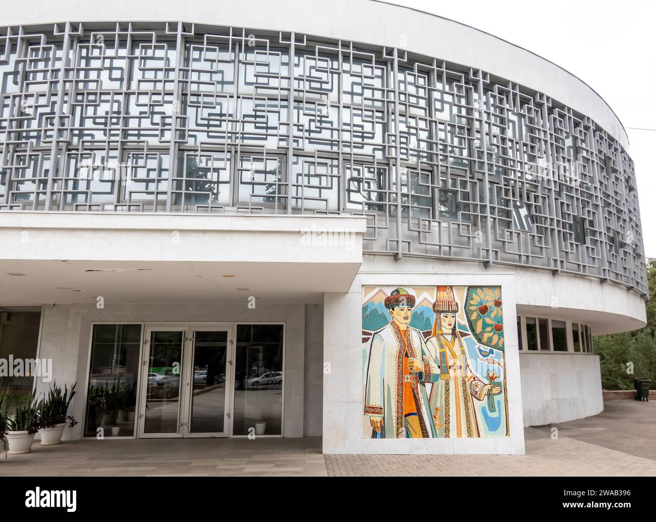 Une mosaïque 'Qyz Zhibek' des artistes Tsivchinsky, Nikolai ; Kenbaev, Moldakhmet, achevée en 1971. Palais du mariage de Zhas OTAN, Almaty Kazakhstan Banque D'Images