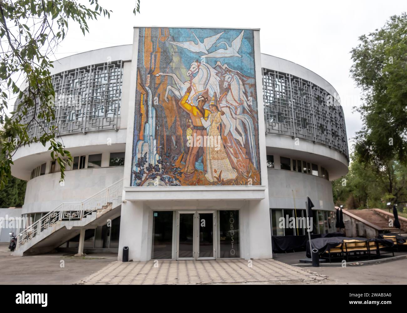 Une mosaïque 'Qyz Zhibek' des artistes Tsivchinsky, Nikolai ; Kenbaev, Moldakhmet, achevée en 1971. Palais du mariage de Zhas OTAN, Almaty Kazakhstan Banque D'Images