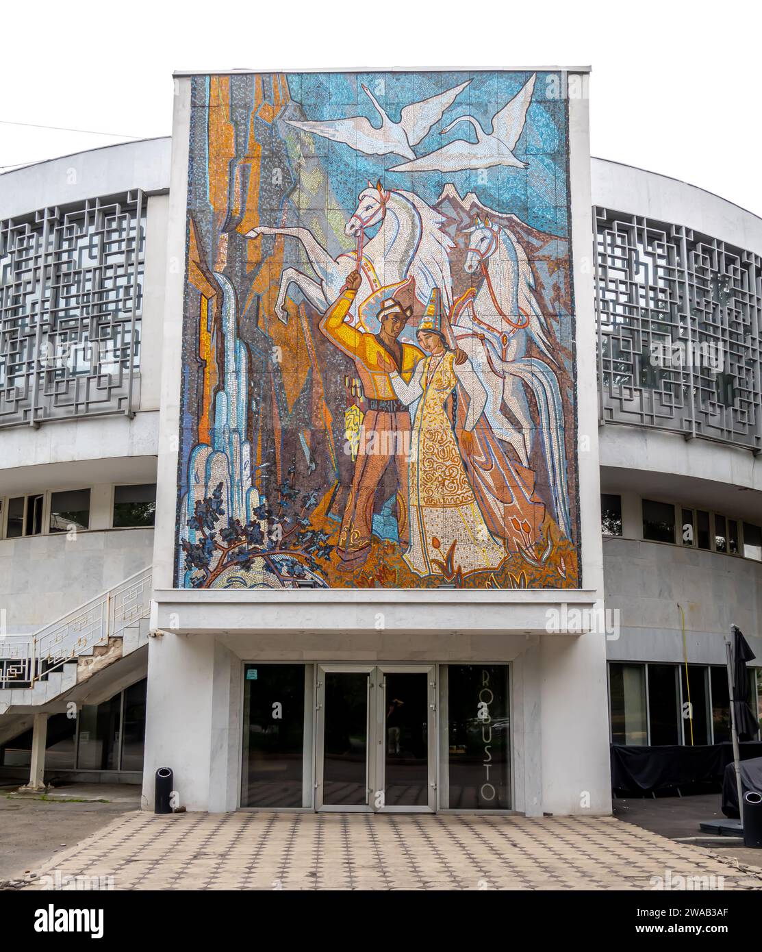 Une mosaïque 'Qyz Zhibek' des artistes Tsivchinsky, Nikolai ; Kenbaev, Moldakhmet, achevée en 1971. Palais du mariage de Zhas OTAN, Almaty Kazakhstan Banque D'Images