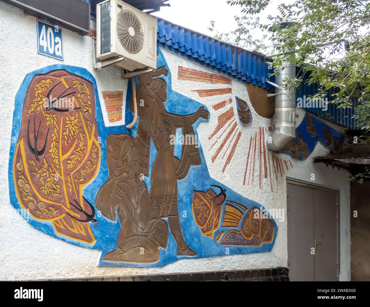 Sgraffiti murale représentant la famille kazakhe et le Soleil, artiste : Sidorkin Evgeniy, 1961, Almaty Kazakhstan Banque D'Images