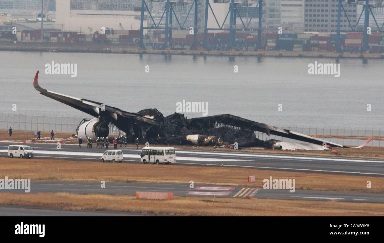 Tokyo, Japon. 03 janvier 2024. Les autorités enquêtent sur un Airbus A350 brûlé de Japan Airlines (JAL) après une collision avec un avion MA722 Mizunagi (Bombardier DHC-8-300) de la Garde côtière japonaise à l'aéroport international de Tokyo (aéroport Haneda) à Tokyo, Japon, le mercredi 3 janvier 2024. Photo de Keizo Mori/UPI crédit : UPI/Alamy Live News Banque D'Images