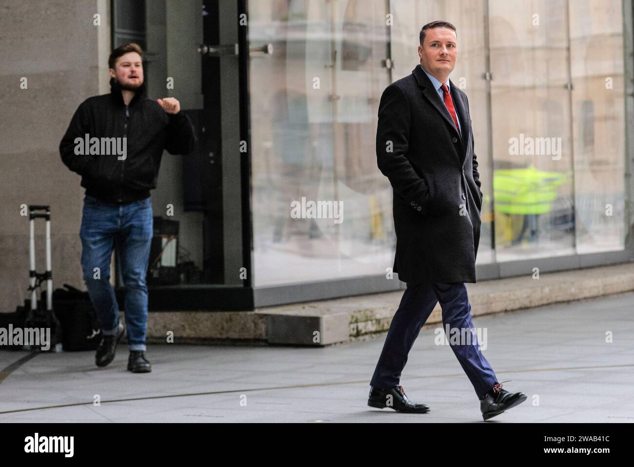 WES Streeting, secrétaire à la santé fantôme, politicien du Parti travailliste britannique marche devant la BBC, Londres, Royaume-Uni Banque D'Images