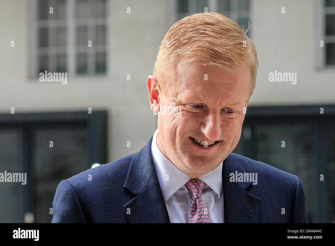 Oliver Dowden, député, vice-premier ministre du Royaume-Uni, interviewé à l'extérieur de la BBC, Londres, Royaume-Uni Banque D'Images