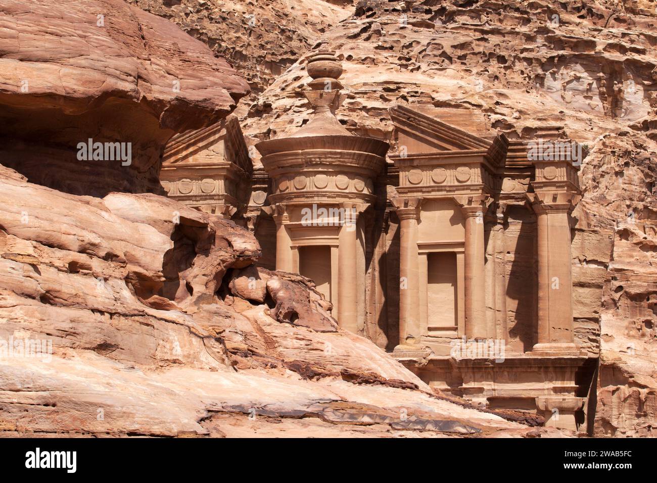 Un détail de la tombe du monastère ad Deir à Petra, Jordanie. Banque D'Images