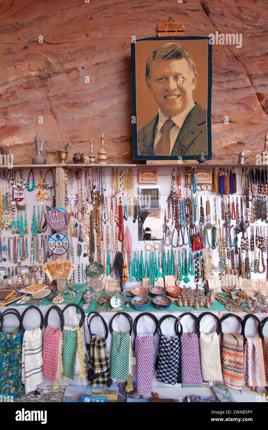 Une boutique de souvenirs avec une photo du roi Abdallah dans la tombe de l'urne, l'une des tombes royales nabatéennes de Petra, Jordanie. Banque D'Images