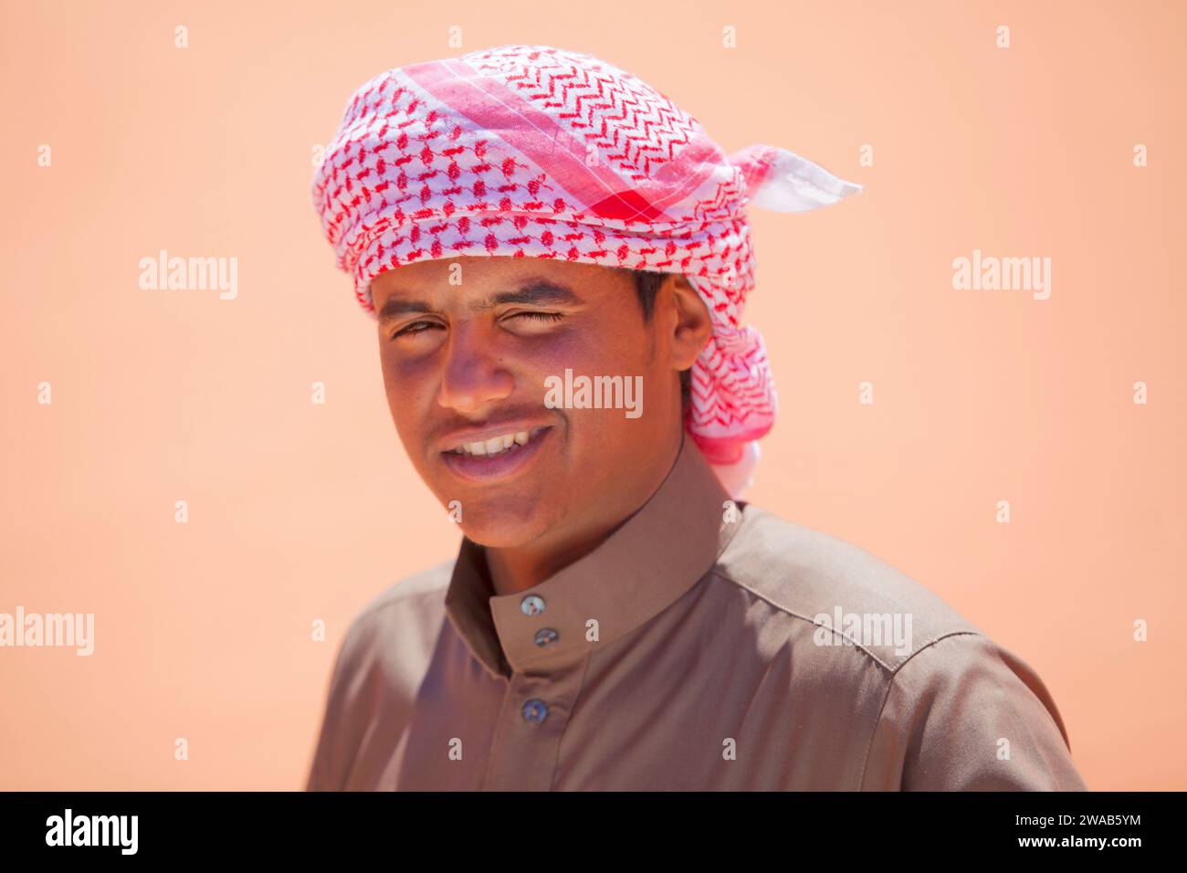 Guide local du désert de Wadi Rum portant un turban arabe traditionnel de coiffe de keffiyeh (ou kefiah), Jordanie, Moyen-Orient. Banque D'Images