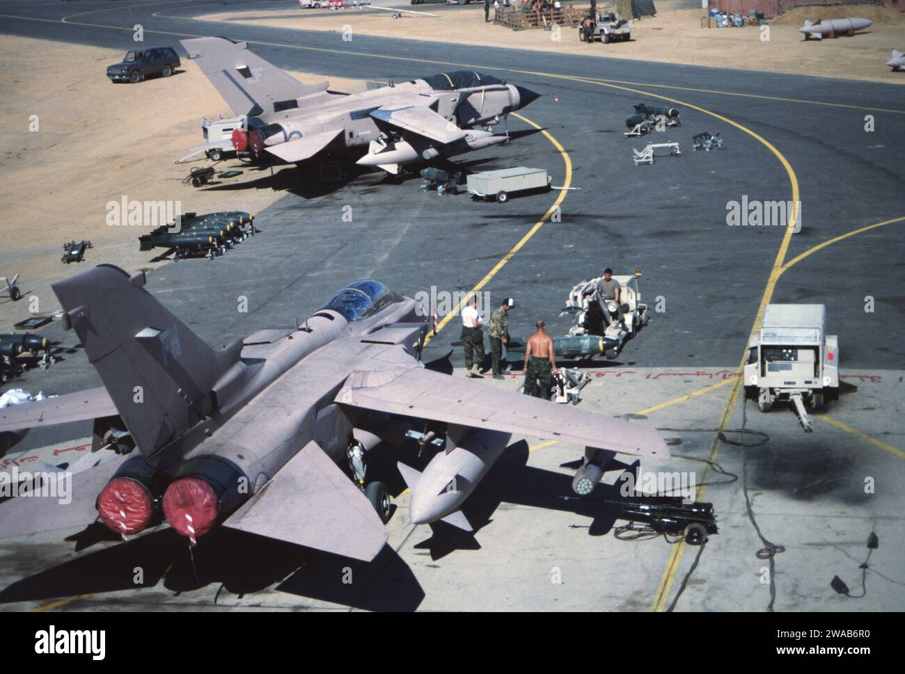 20 janvier 1991 Pendant la guerre aérienne, l'équipage du sol a bras RAF Tornado GR1 avec des bombes à la base aérienne du roi Faisal, Tabuk, en Arabie Saoudite. Banque D'Images
