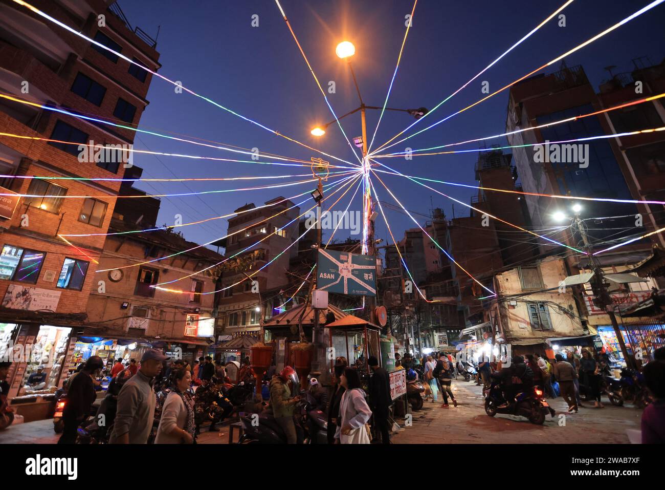 Katmandou, Népal - 22 novembre 2023 : le marché d'Asan est une place cérémonielle, de marché et résidentielle dans le centre de Katmandou. un de vieux marché dans local. Banque D'Images