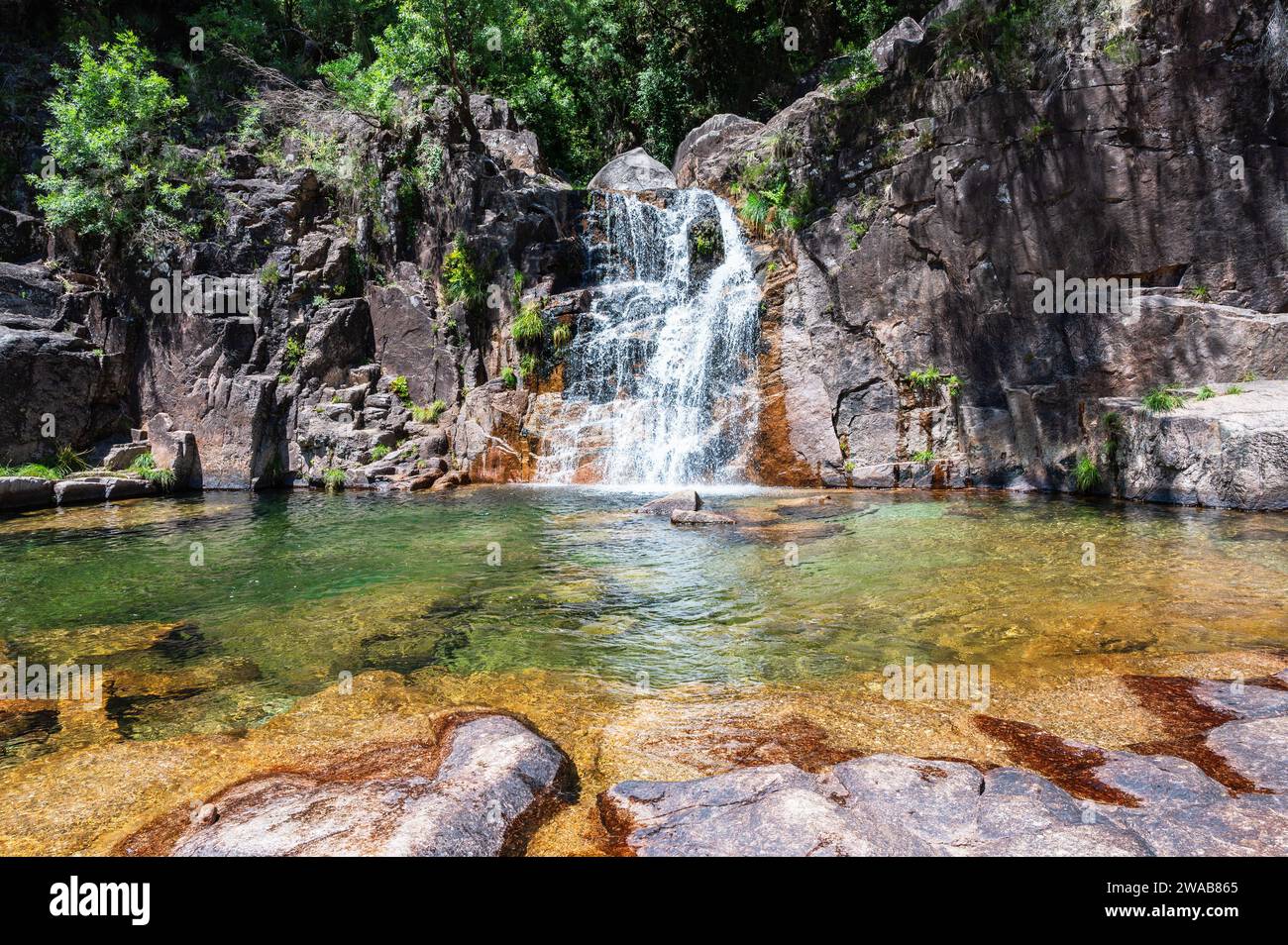 Cascade appelée Cascata do Tahiti ou également connue sous le nom de Fecha de Barcas dans le nord du Portugal situé près d'Ermida dans la région de Braga, Parc National de Peneda Geres Banque D'Images