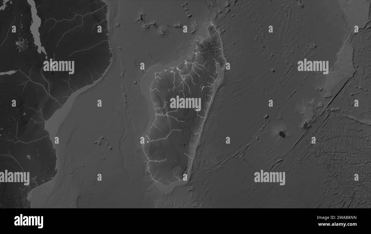 Madagascar mis en évidence sur une carte d'altitude en niveaux de gris avec des lacs et des rivières Banque D'Images